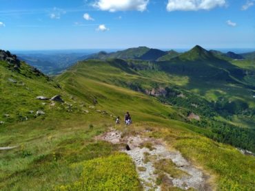 guide accompagnateur randonnée montagne volcan cantal